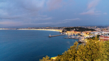 Fototapeta na wymiar Panorama sur Nice et la baie des angesà l'heure bleue