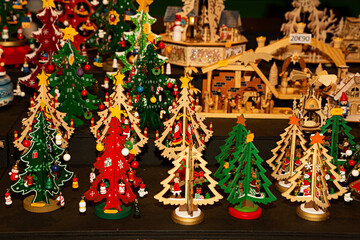 Venta de árboles de navidad y belenes en madera.