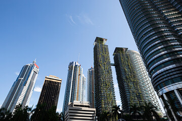Fototapeta na wymiar Paisaje urbano de Kuala Lumpur con torres Petronas y otros rascacielos. Malasia.