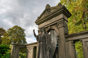 Seitenansicht eines alten Familiengrabes mit einem großen Engel Friedhof in Wülfrath