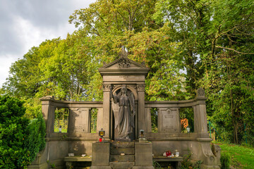 ehemaliges Familiengrab mit großem Engel umfunktioniert zur Urnengrabstätte Friedhof in Wülfrath