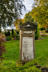 sehr alter antiker Grabstein auf einem Friedhof in Wülfrath