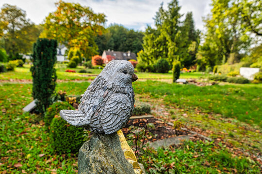 großer Vogel auf einem Grabstein auf einem Friedhof in Wülfrath