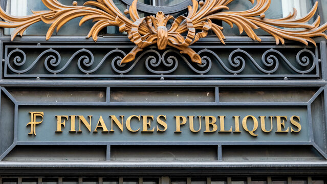 Paris, France - 23 octobre 2022: Enseigne et logo &agrave; l'entr&eacute;e d'un centre des finances publiques, &eacute;tablissement r&eacute;unissant diff&eacute;rents services du Tr&eacute;sor Public fran&ccedil;ais, tr&eacute;sorerie et centre des imp&ocirc;ts