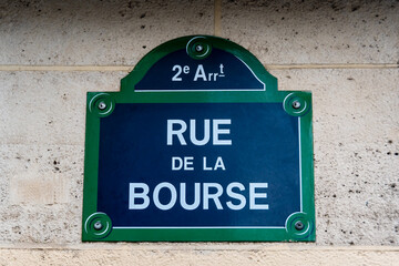 Plaque de rue parisienne traditionnelle sur laquelle est écrit "Rue de la Bourse", rue située dans le deuxième arrondissement de Paris, France