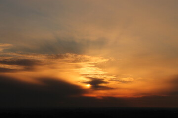 sole al tramonto con nuvole