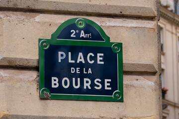 Plaque de rue parisienne traditionnelle sur laquelle est écrit 