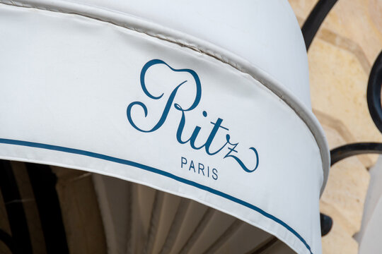Paris, France - 23 octobre 2022: D&eacute;tail d'un auvent du c&eacute;l&egrave;bre h&ocirc;tel Ritz de Paris avec le logo de l'h&ocirc;tel. L'h&ocirc;tel Ritz est consid&eacute;r&eacute; comme l'un des plus beaux, grands et luxueux h&ocirc;tels au monde