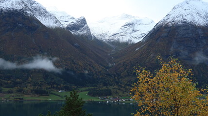 Berge in Norwegen mit Wasserfall, filterfrei