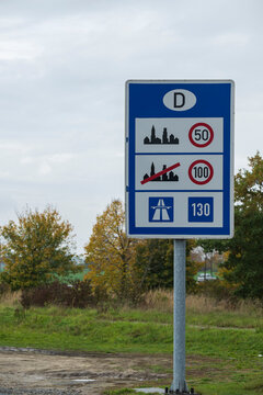 Schild der Geschwindigkeiten welche in Deutschland gelten an der deutschen Grenze