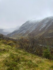 Nebel in den Bergen von Norwegen