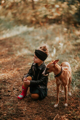 Mała modelka z psem whippet w lesie - obrazy, fototapety, plakaty