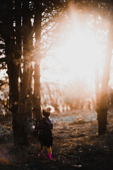 Dziewczynka biega po małym lesie o zachodzie słońca © ZiraPhoto