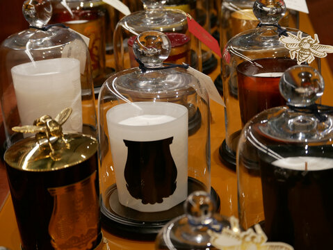 Bougies haut de gamme de la marque Trudon. Etalage dans un grand magasin &agrave; Paris.