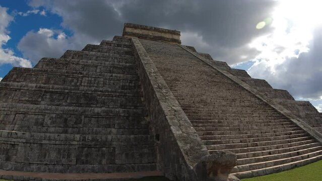 The famous Pyramid of Kukulc&aacute;n in the Mayan ruins of Chich&eacute;n Itz&aacute; on the Yucatan Peninsula of Mexico