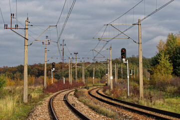 Widok na torowisko kolejowe jesienią. - obrazy, fototapety, plakaty