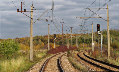 Widok na torowisko kolejowe jesienią.