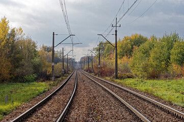 Widok na torowisko kolejowe jesienią.