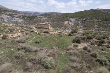 Fototapeta na wymiar old farmhouse in the mountain of southern Spain