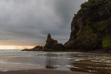 Obraz premium Flowing ocean water on the coast of Piha Beach, Auckland, New Zealand.