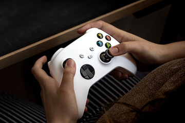 Controle de Video Game Branco com mão segurando e jogando sem marcas