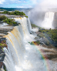 Foz do Iguaçu cataratas com arco-íris, vista aérea vertical