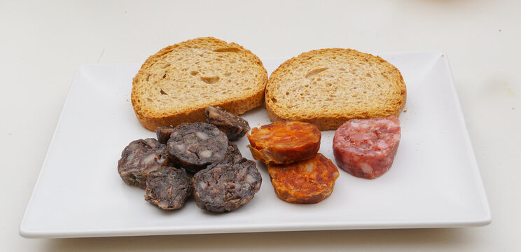 Degustaci&oacute;n de morcillas, chorizo y longaniza de un pueblo en espa&ntilde;a
