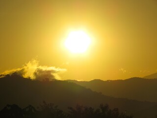 Nascer do sol no meio das montanhas em Monteiro Lobato, São Paulo, Brasil