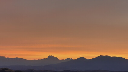 Fototapeta na wymiar Tramonto arancio sopra i monti Appennini