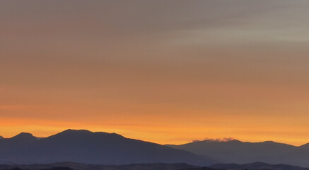 Tramonto arancio sopra i monti Appennini