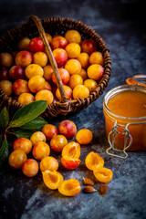 Panier de mirabelles et pot de confiture de mirabelles