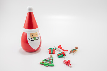 背景素材　可愛いサンタの置物とオーナメント