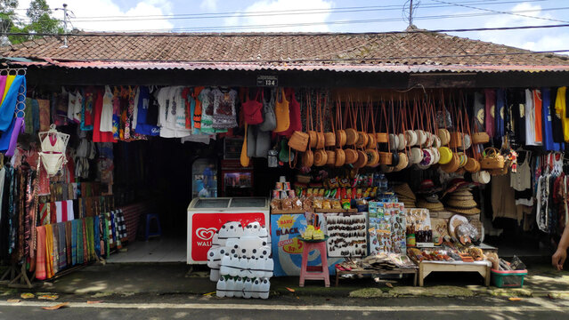 Souvenir market in Pura Tirta Empul, Bali.