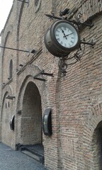 Relógio na parede de um prédio antigo