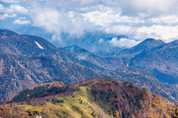 日光白根山から見える紅葉した山の風景