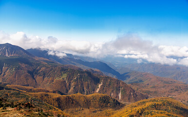 Fototapeta premium 日光白根山から見える紅葉した山の風景