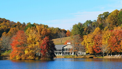 Fototapeta na wymiar The fall foliage surrounding the Peaks of Otter Lodge along the Blue Ridge Parkway in Virginia.