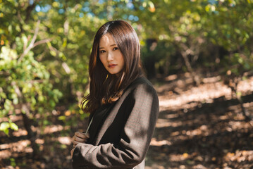 Obraz premium 森林公園を散策する女性
