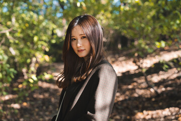 Naklejka premium 森林公園を散策する女性