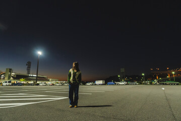 Fototapeta premium 夜景を見ている女性
