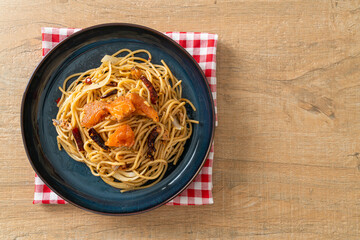 stir-fried spaghetti with salmon and dried chilli