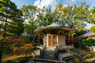 Fototapeta premium Sunny view of the Shingyo Pagoda in Daikaku-ji