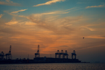 Obraz premium silhouette of refinery at sunset