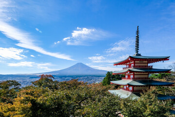 Fototapeta premium 山梨県富士吉田市新倉山からの五重塔と富士山