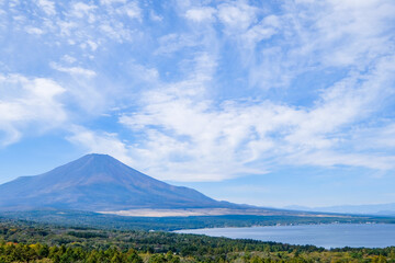 Fototapeta premium 山梨県パノラマ台からの山中湖と富士山
