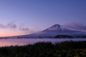 Fototapeta na wymiar 夜明け前の山梨県河口湖と富士山