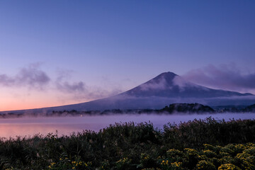 夜明け前の山梨県河口湖と富士山
