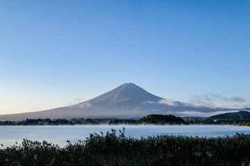 Fototapeta premium 早朝の山梨県河口湖と富士山