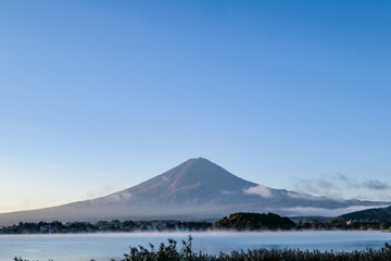 早朝の山梨県河口湖と富士山