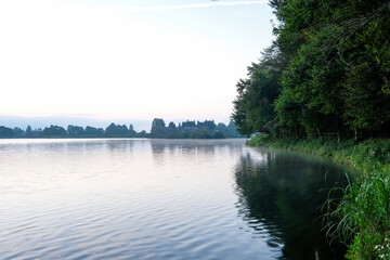 Obraz premium 早朝の静岡県富士宮市田貫湖の湖畔